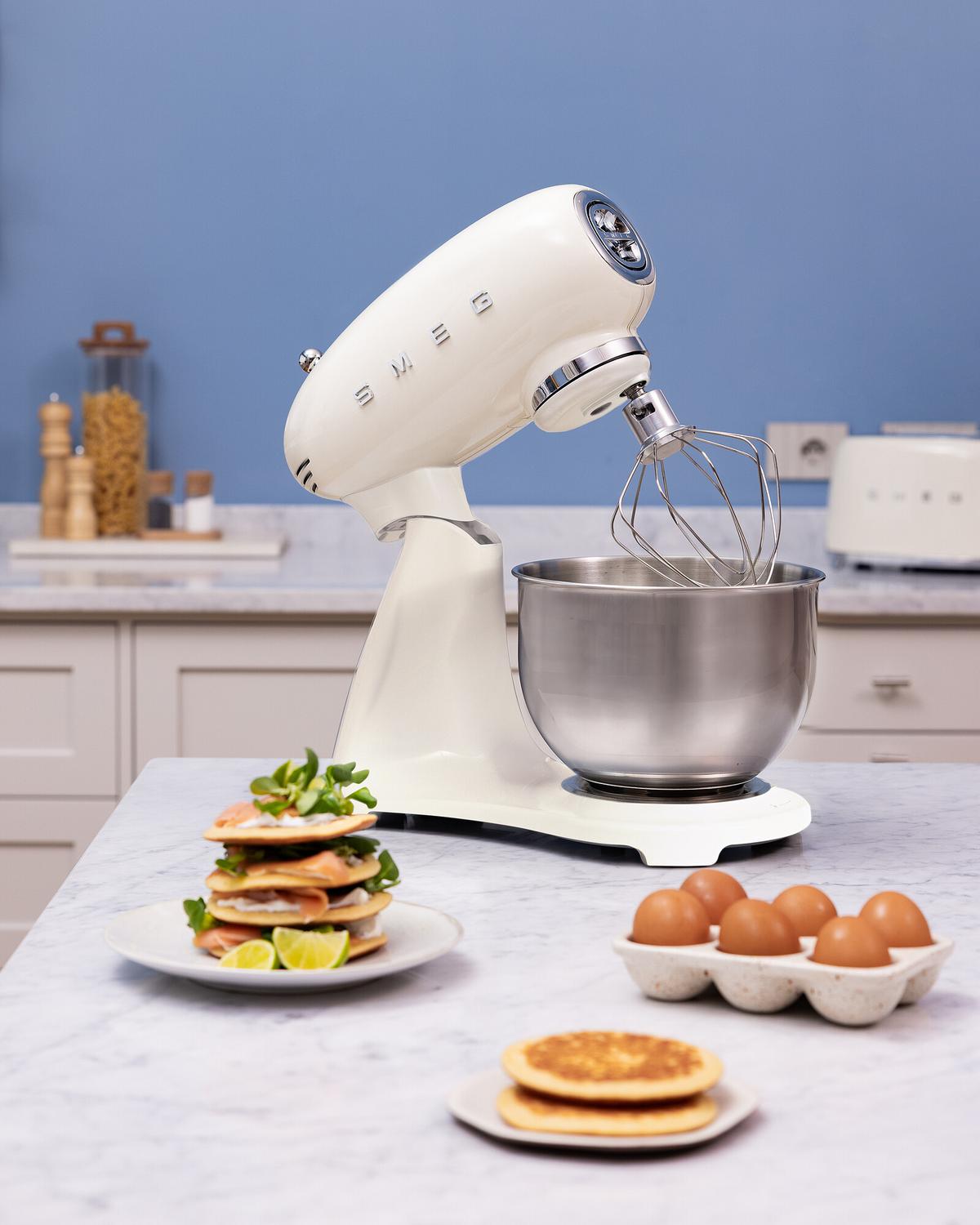 ROBOT KUCHENNY SMF05CREU SMEG - kremowy, Basics, metal (40,2/37,8/22,1cm) - SMEG