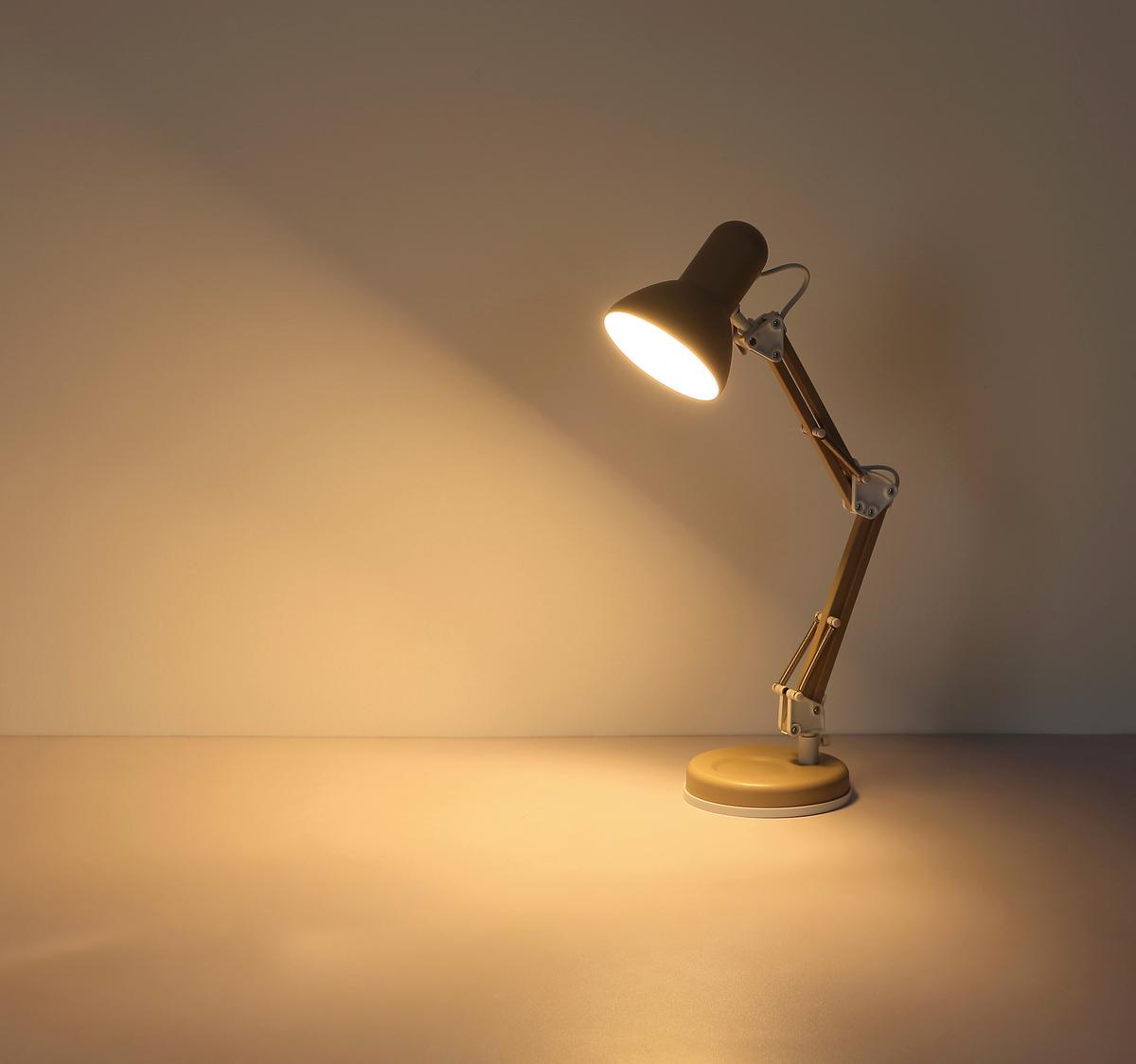 Stona Lampa Famous - bela/boja peska, Dizajnerski, metal/plastika (40/15/59cm)