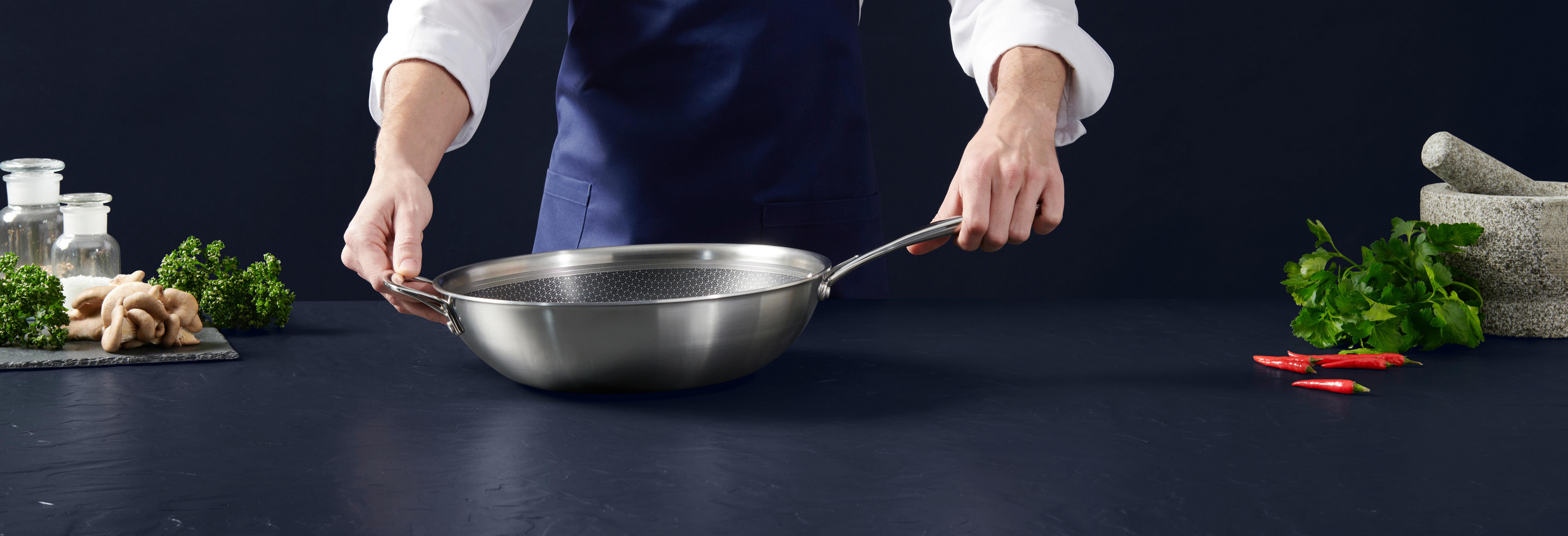 WOKPANNA SILVER LINE - stålfärgad, Modern, metall (30/8cm) - Gourmesto