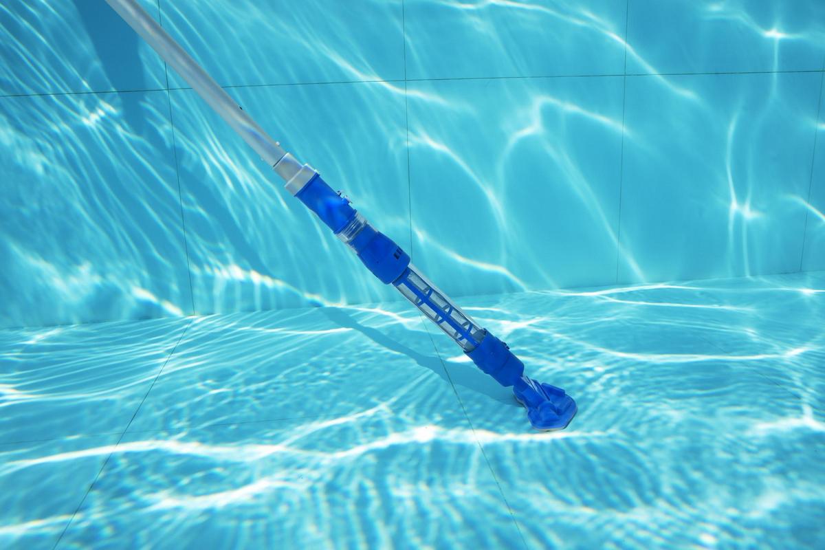 ODKURZACZ DO BASENU AQUA SURGE - kolor srebrny/niebieski, Basics, tworzywo sztuczne/metal (264/9,6/16,8cm) - Bestway