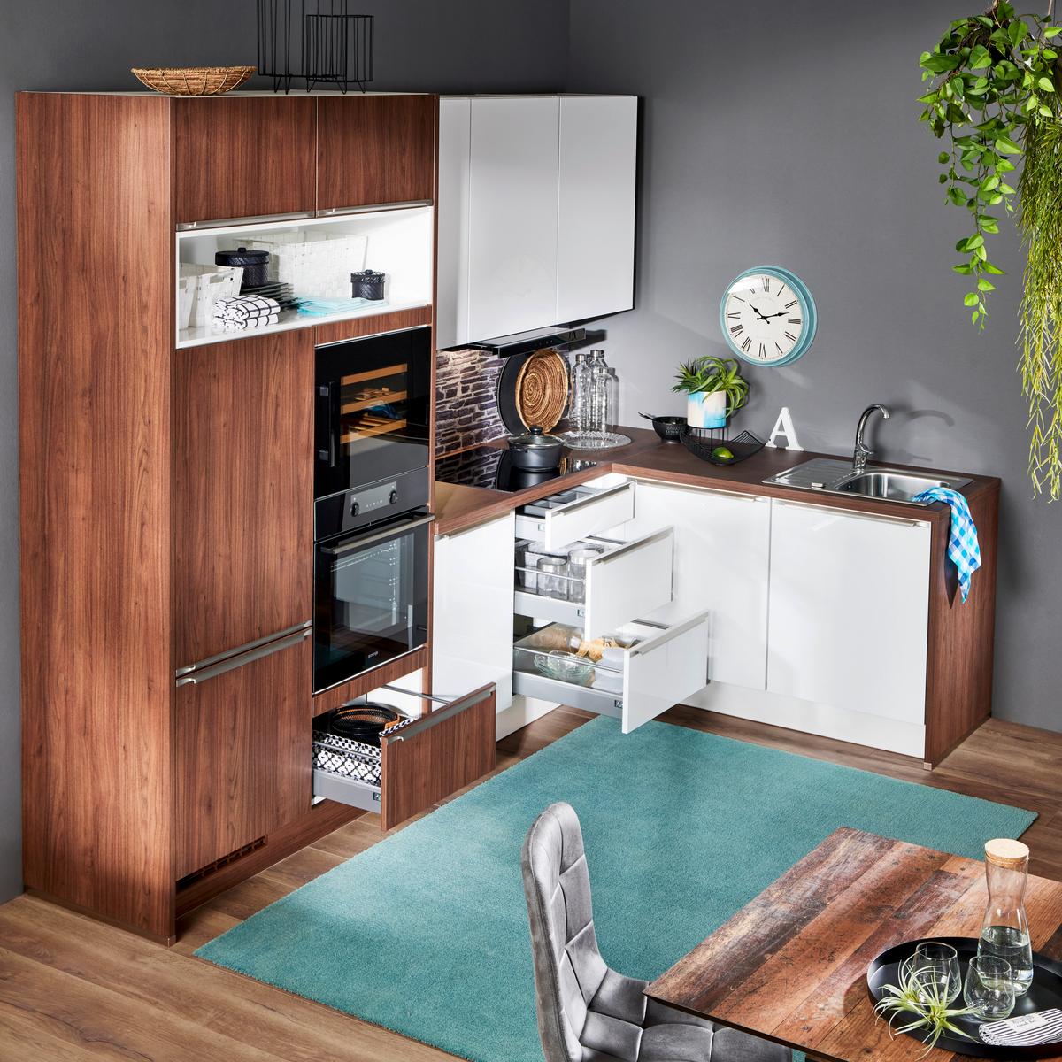 Bucătărie la comandă Flash/Riva - alb/culoare lemn de nuc, Modern, material pe bază de lemn (305/187,5cm) - Nobilia