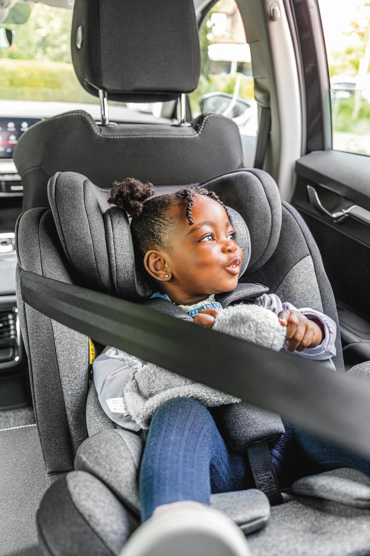 FOTELIK SAMOCHODOWY OBROTOWY SWIFT360S - czarny, Basics, tworzywo sztuczne/tkanina (44/60/50cm) - Osann