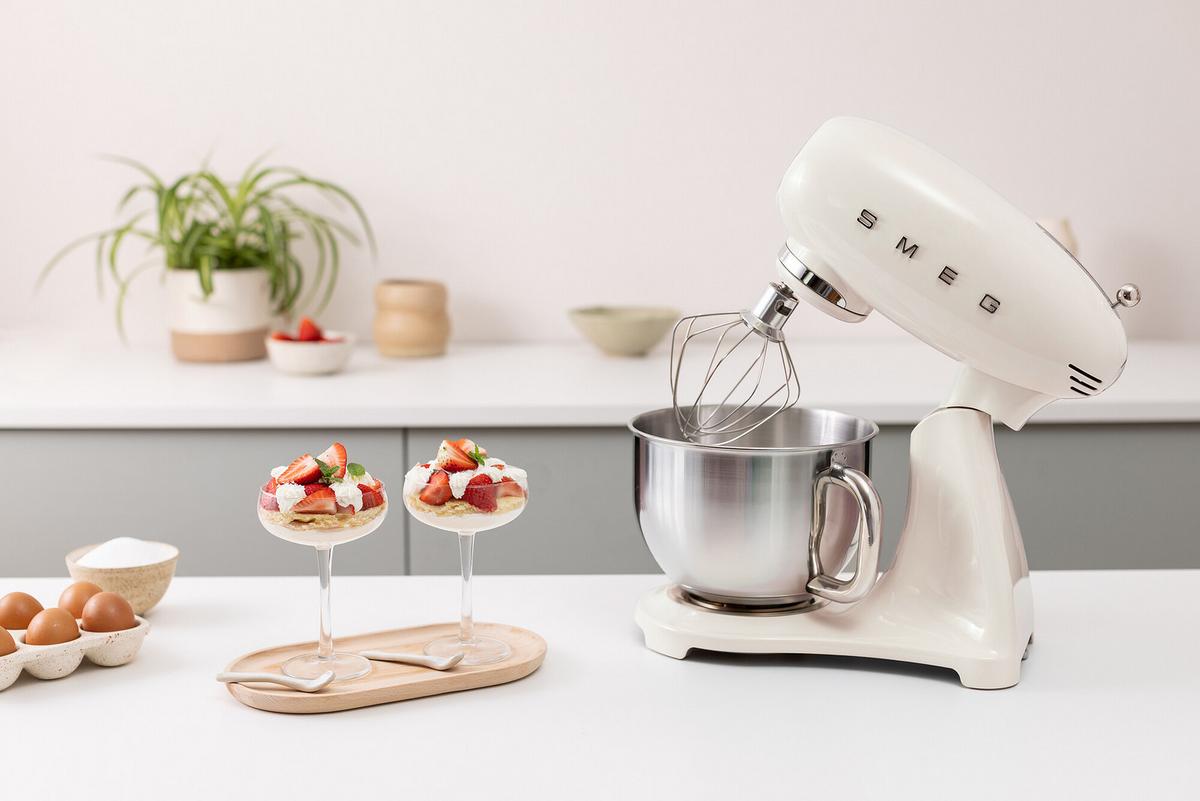 ROBOT KUCHENNY SMF05CREU SMEG - kremowy, Basics, metal (40,2/37,8/22,1cm) - SMEG