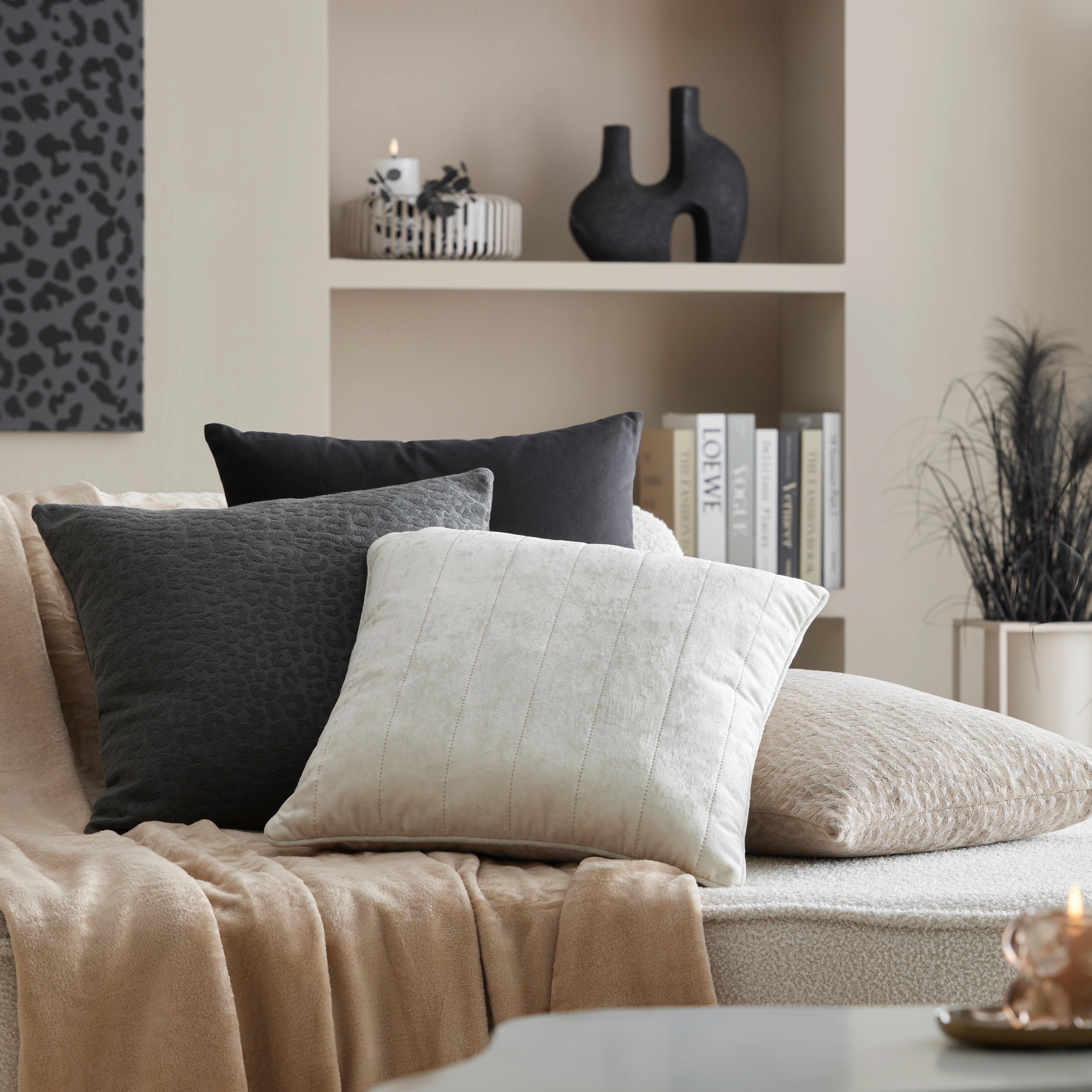 PRYDNADSKUDDE LEO - naturfärgad, Romantik / Lanthus, textil (45/45cm) - Mömax