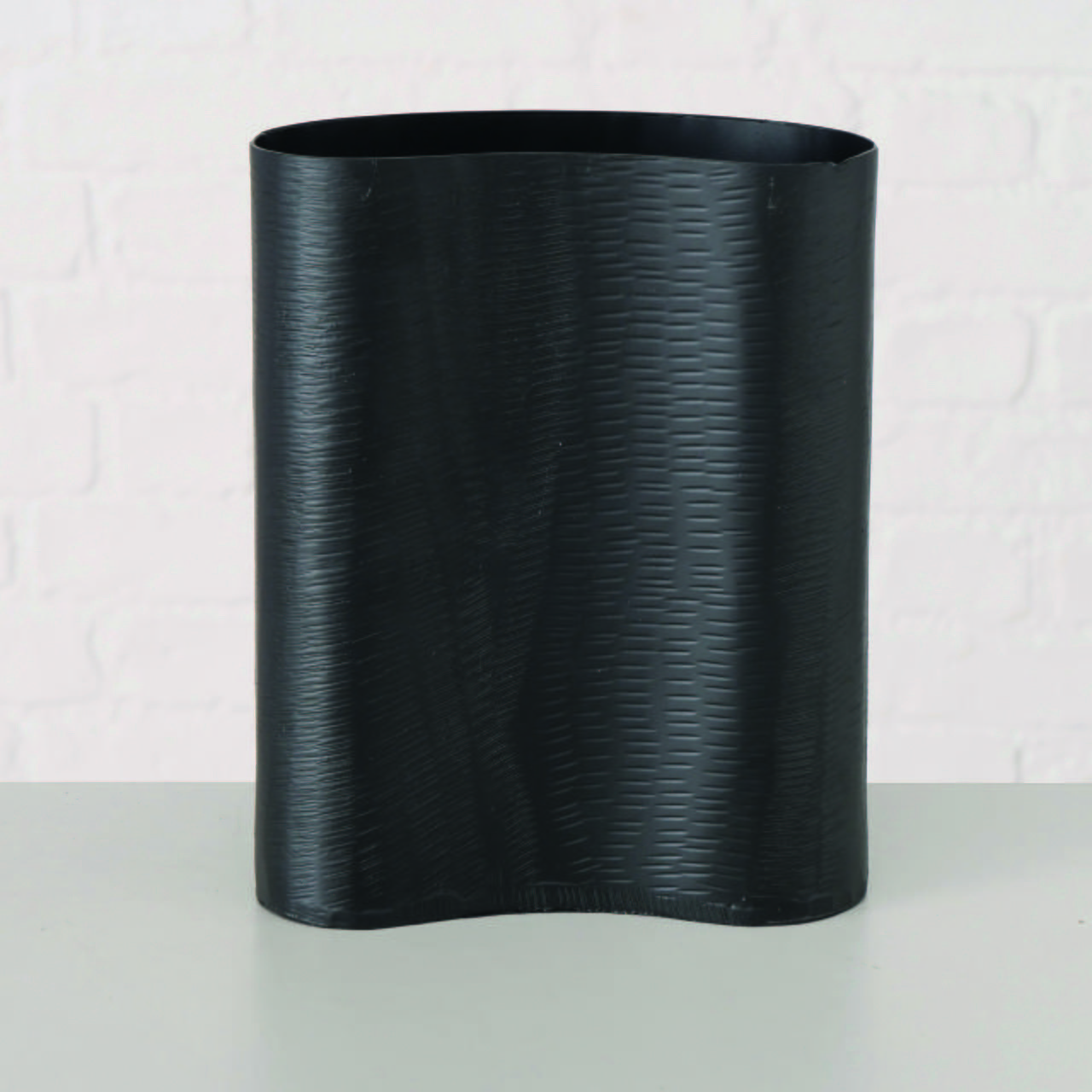 Vase Resvik in Schwarz - Schwarz, MODERN, Metall (18/8/22cm)