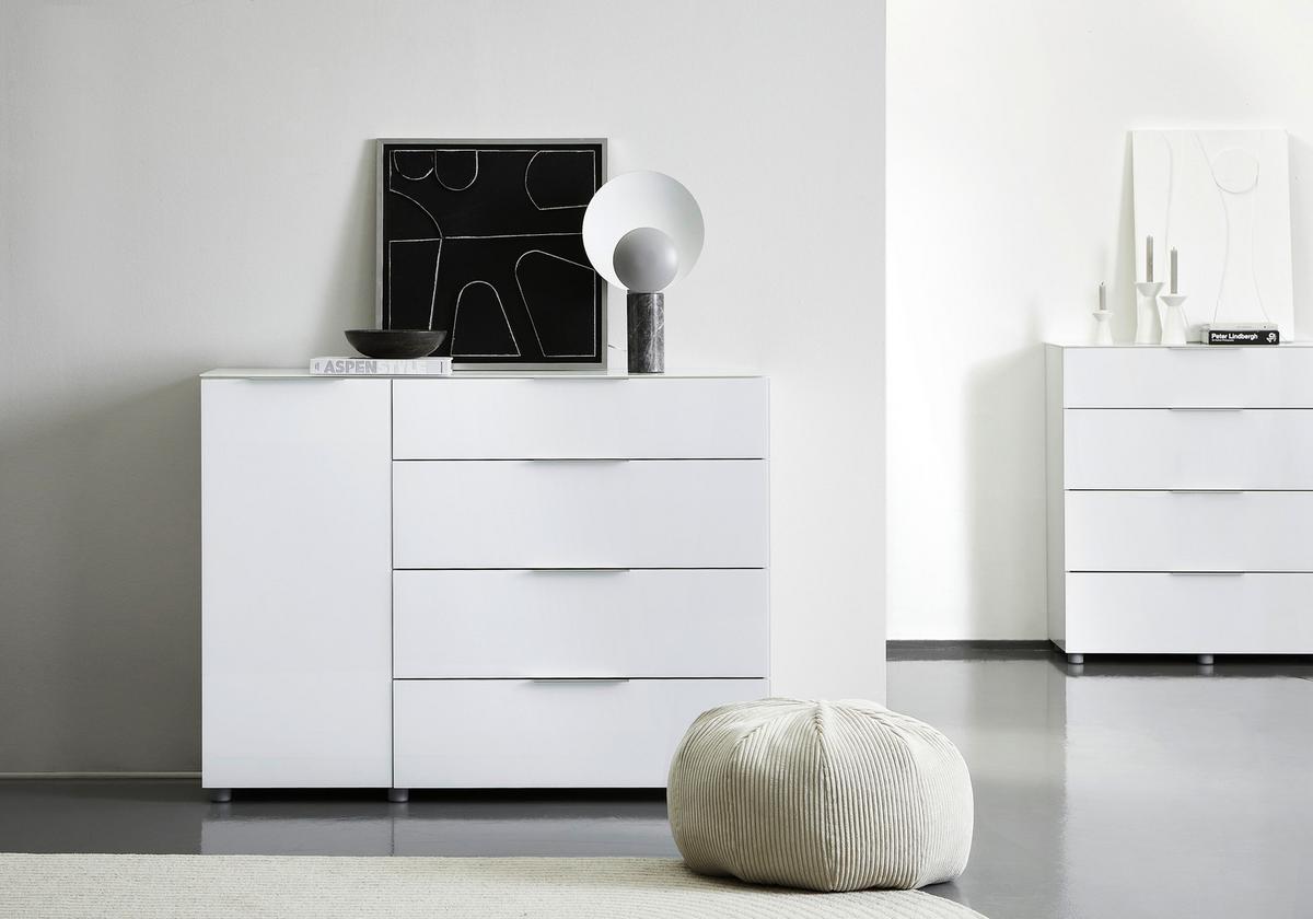 KOMODA SZEROKA MALIN - biały wysoki połysk/szary, Basics, materiał drewnopochodny/tworzywo sztuczne (135/101/40cm) - Voleo