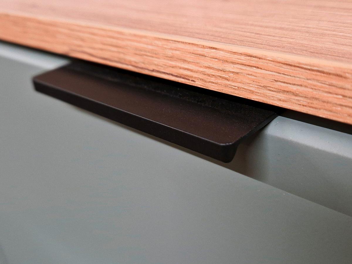 SZAFKA UCHYLNA NA BUTY DIANA - czarny/szałwiowy, Design, materiał drewnopochodny/metal (55/84/37cm) - Voleo