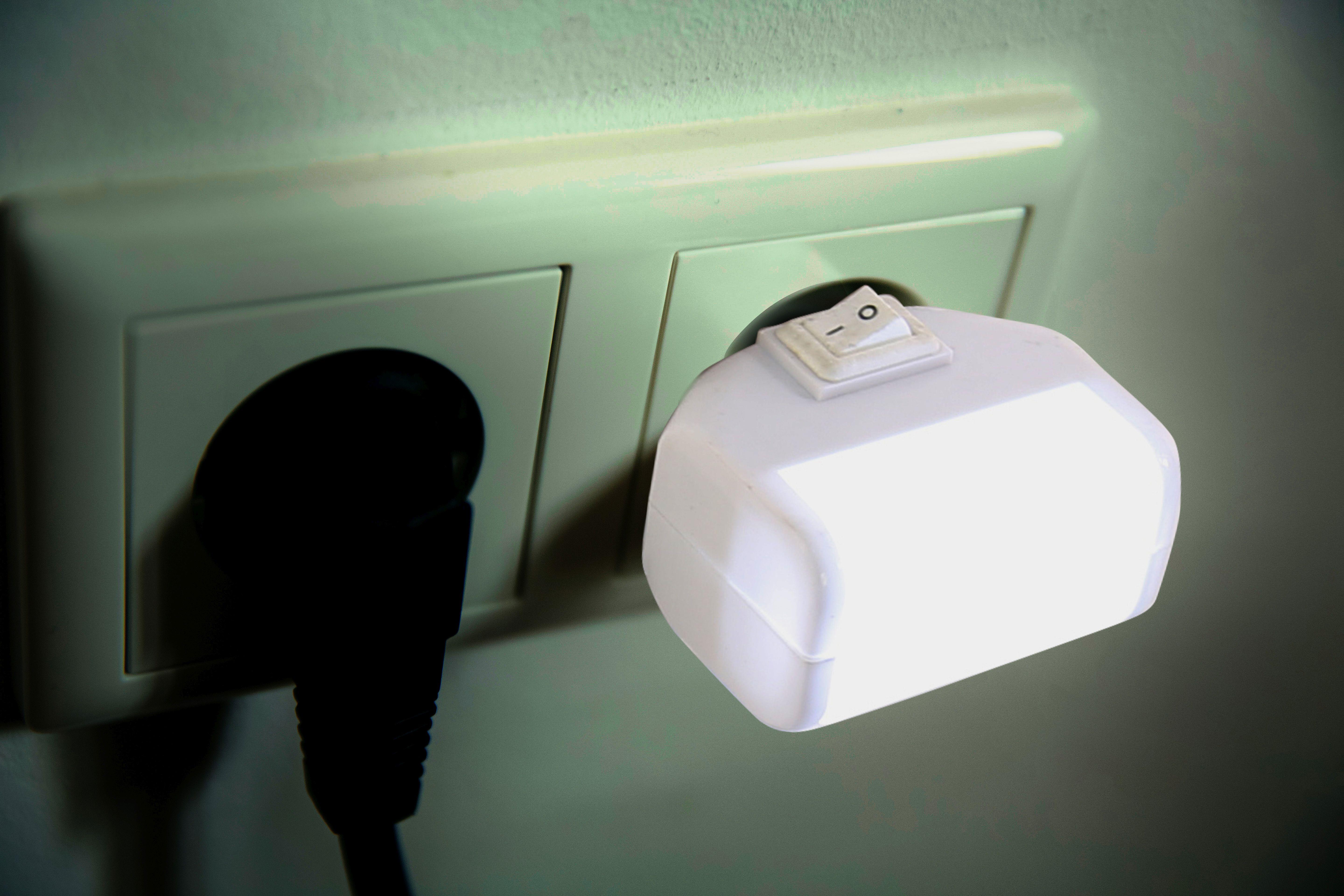 Lampă de veghe Sabsi - alb, plastic (4,7/2,5/7cm) - Globo