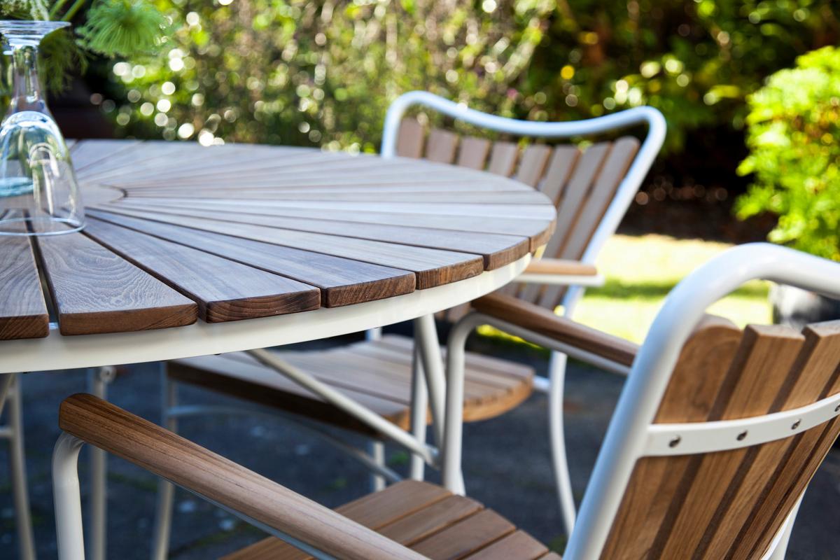 Gartenstuhl Ellen Metall/Teakholz - Weiß Hochglanz/Teakfarben, KONVENTIONELL, Holz/Metall (58,5/78/56,5cm) - Gardenson