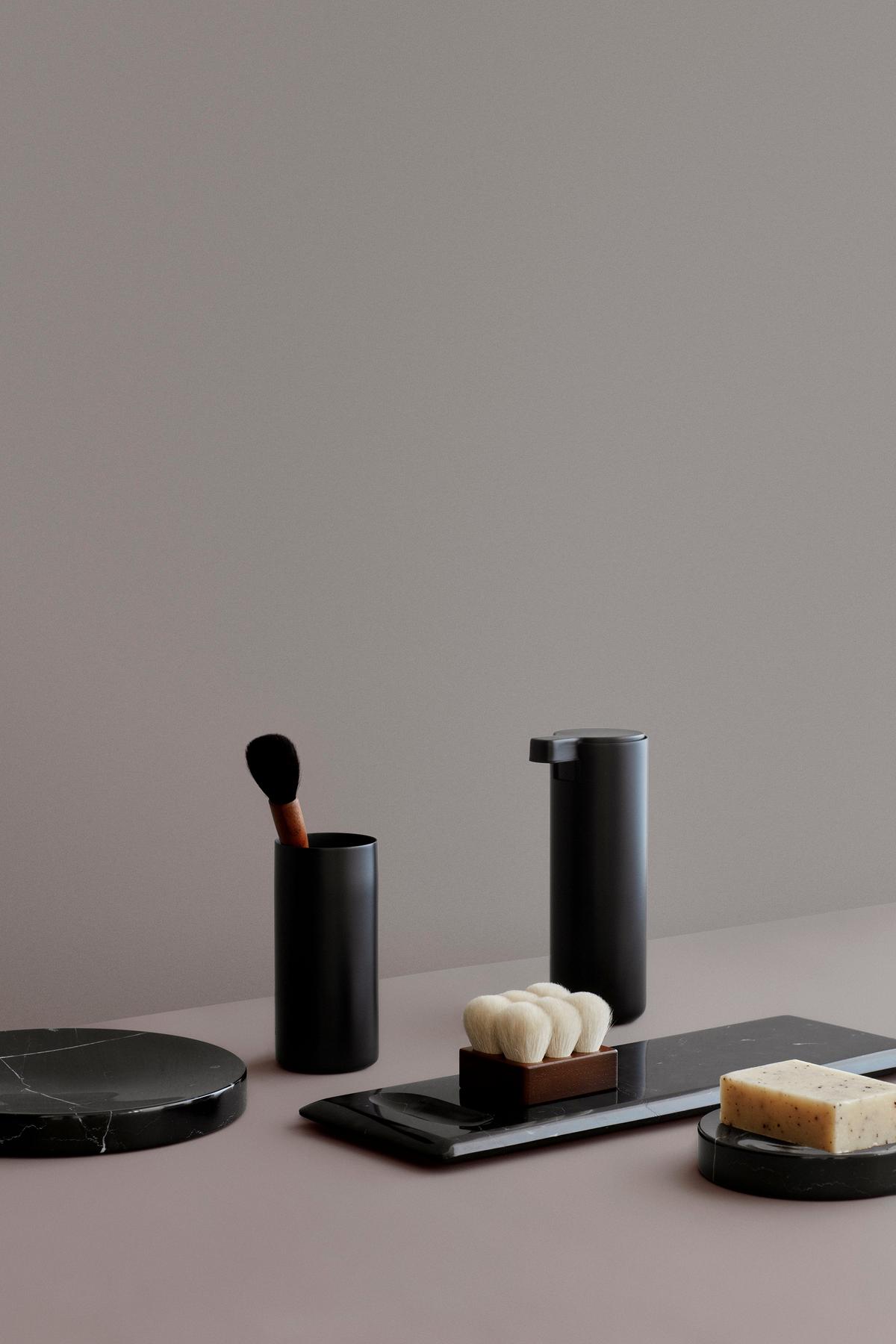 DOZOWNIK NA MYDŁO 66259 BLOMUS - czarny, Design, metal (9/5,5/16cm) - Blomus