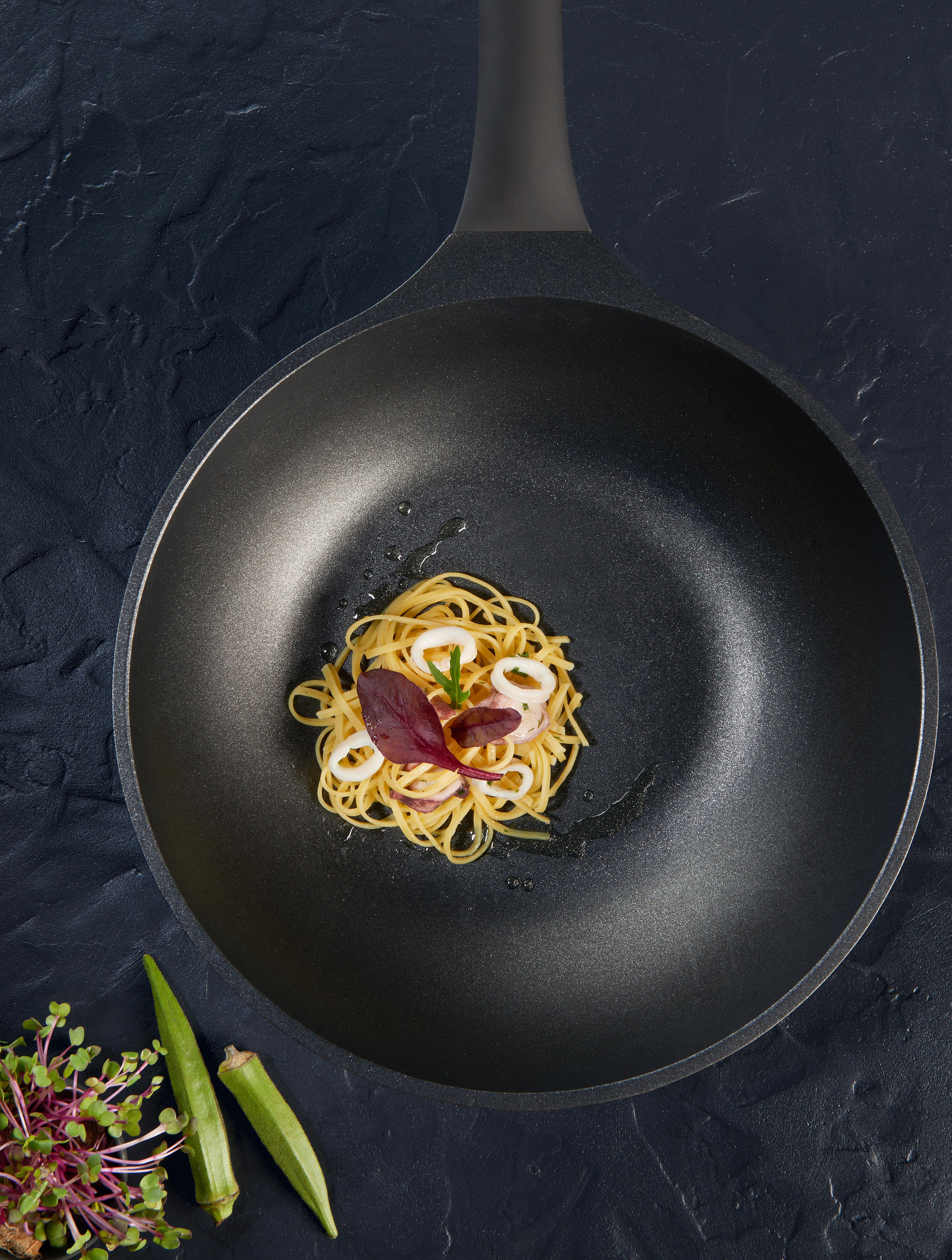 Wok Black Line in Schwarz Ø ca. 30cm - Schwarz, KONVENTIONELL, Kunststoff/Metall (30/9,5cm) - Gourmesto