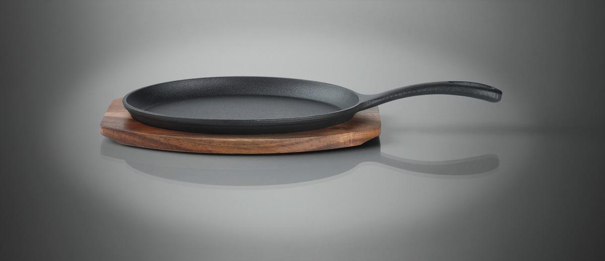 Bratpfanne Steaky inkl. Servierbrett - Schwarz/Naturfarben, KONVENTIONELL, Holz/Metall (37,5/18,5/3,5cm) - Mömax