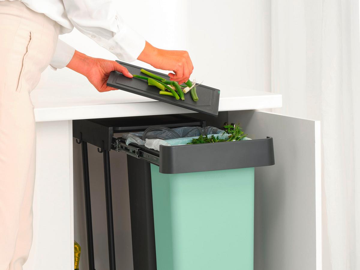 SORTOWNIK ODPADÓW DO ZABUDOWY 232527 - antracytowy/zielony, Basics, tworzywo sztuczne (30,4/63,7/48,1cm) - Brabantia