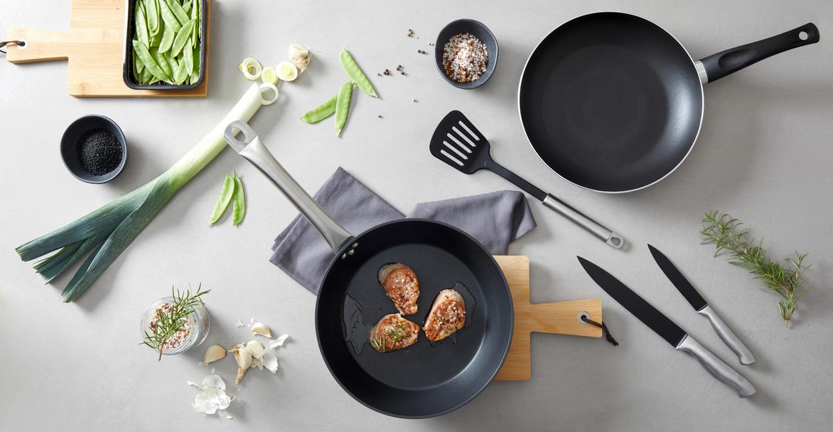 Bratpfanne Basic Ø ca. 24cm - Silberfarben/Schwarz, Konventionell, Kunststoff/Metall (24/4,5cm) - Mömax