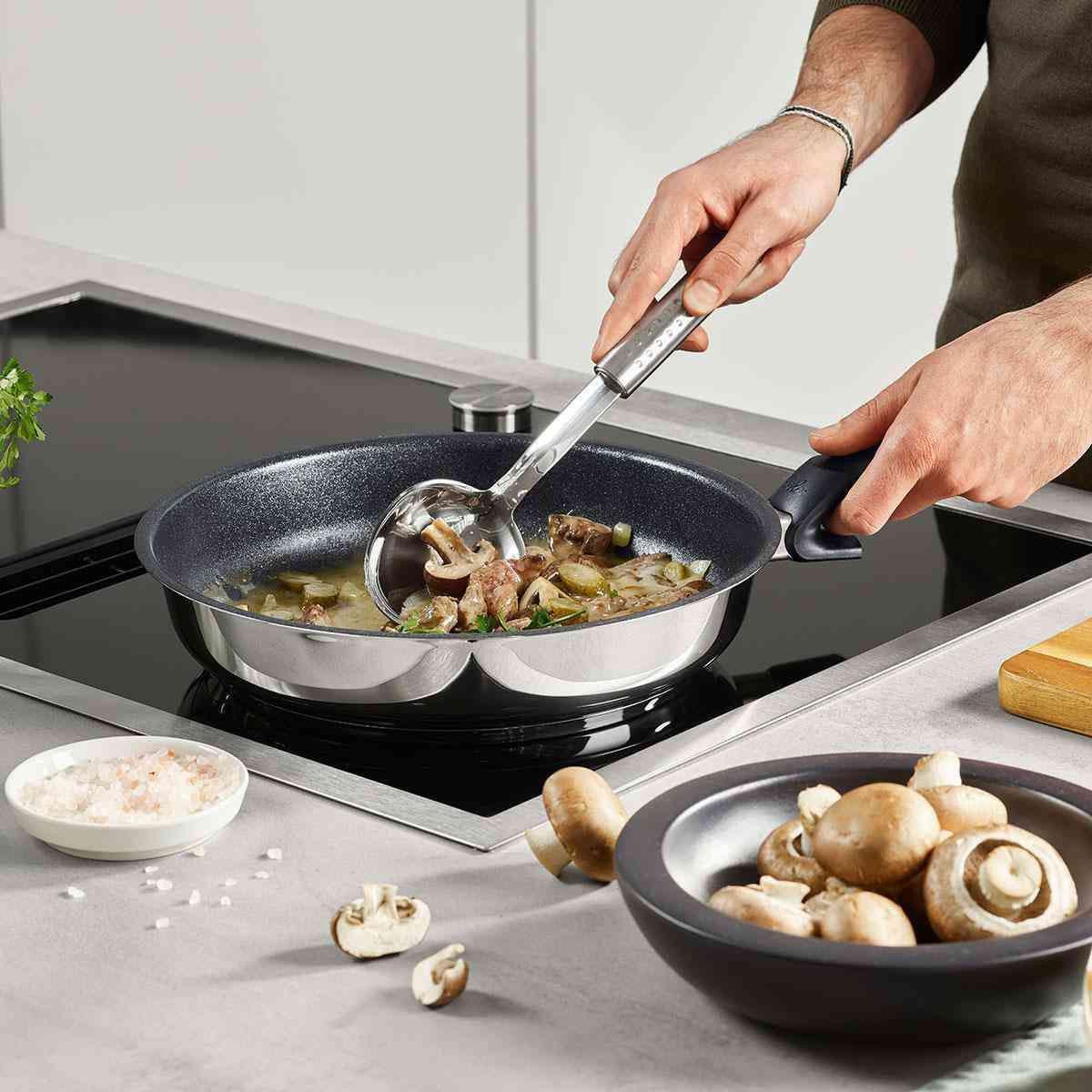 PATELNIA DO SMAŻENIA 138-105-28-100/0 FISSLER - kolor srebrny, Basics, metal (28cm) - Fissler