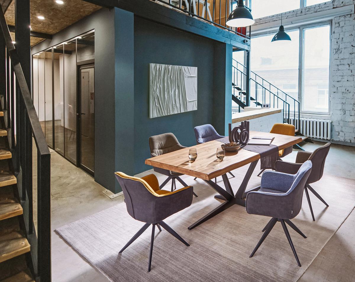 KRZESŁO Z PODŁOKIETNIKAMI AKITA - niebieski/czarny, Design, metal/tkanina (61.5/83.5/63cm) - Novel