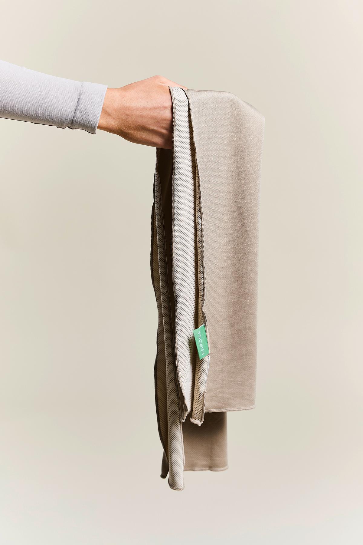 RĘCZNIK SPORTOWY COLLY - beżowy/ciemnoszary, tkanina (30/100cm) - Esposa