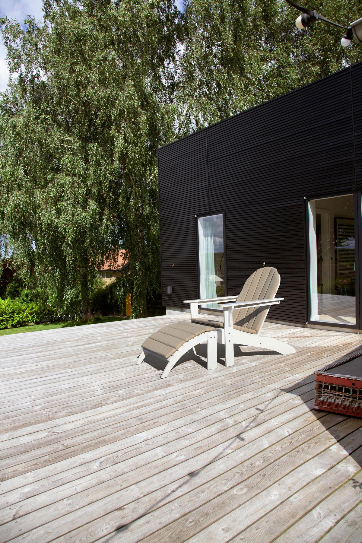 Gartenliege Adirondack Weiß mit Hocker - Weiß Hochglanz, Natur, Holz (105/88/80cm) - Gardenson