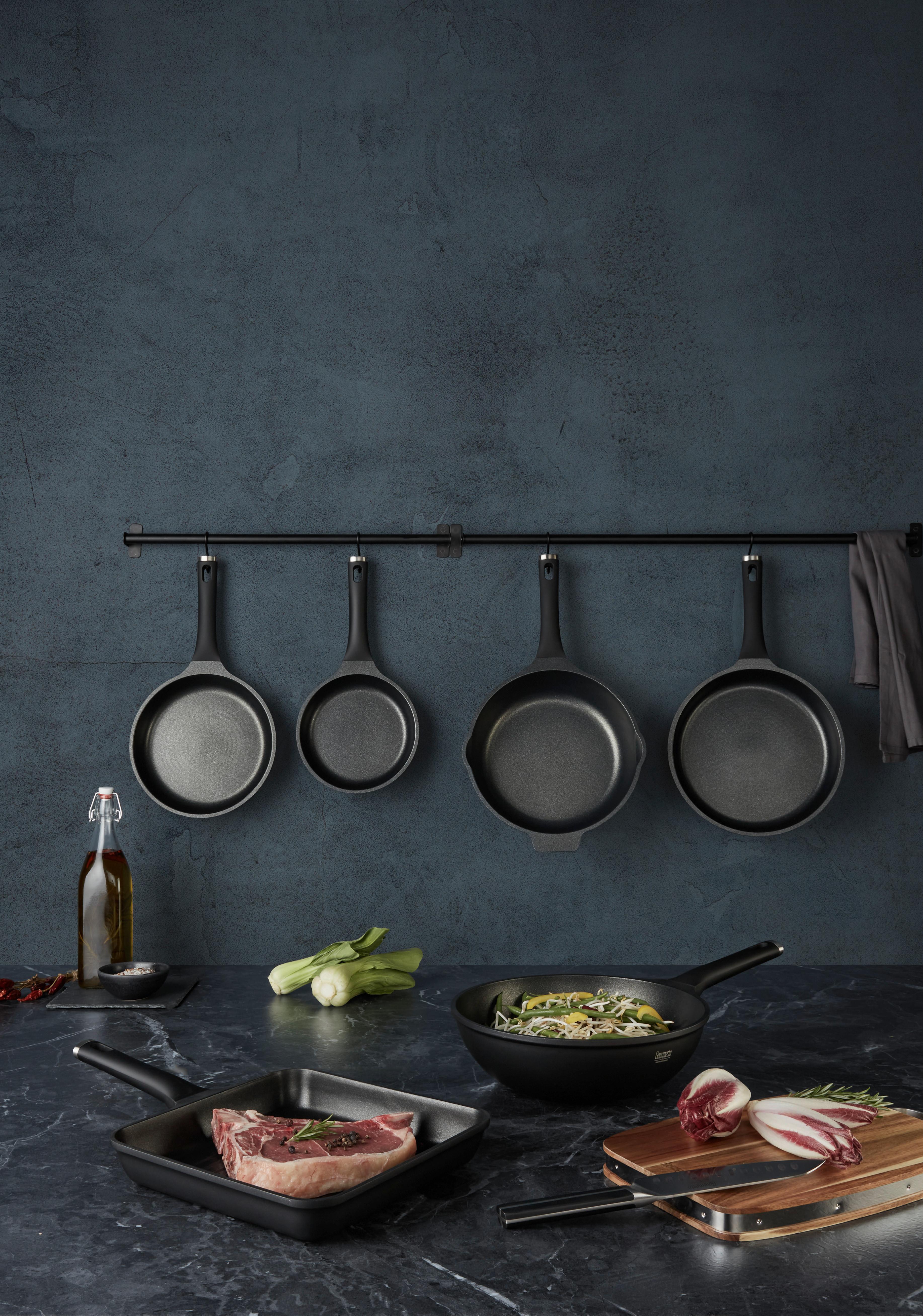 STEKPANNA BLACK LINE - svart, Klassisk, metall/plast (28/5,5cm) - Gourmesto