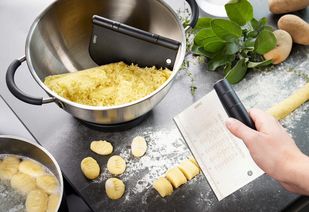 SZPATUŁKA DO CIASTA 14591 - kolor stalowy/czarny, Basics, tworzywo sztuczne/metal (15,2/11,3/2,8cm) - Gefu