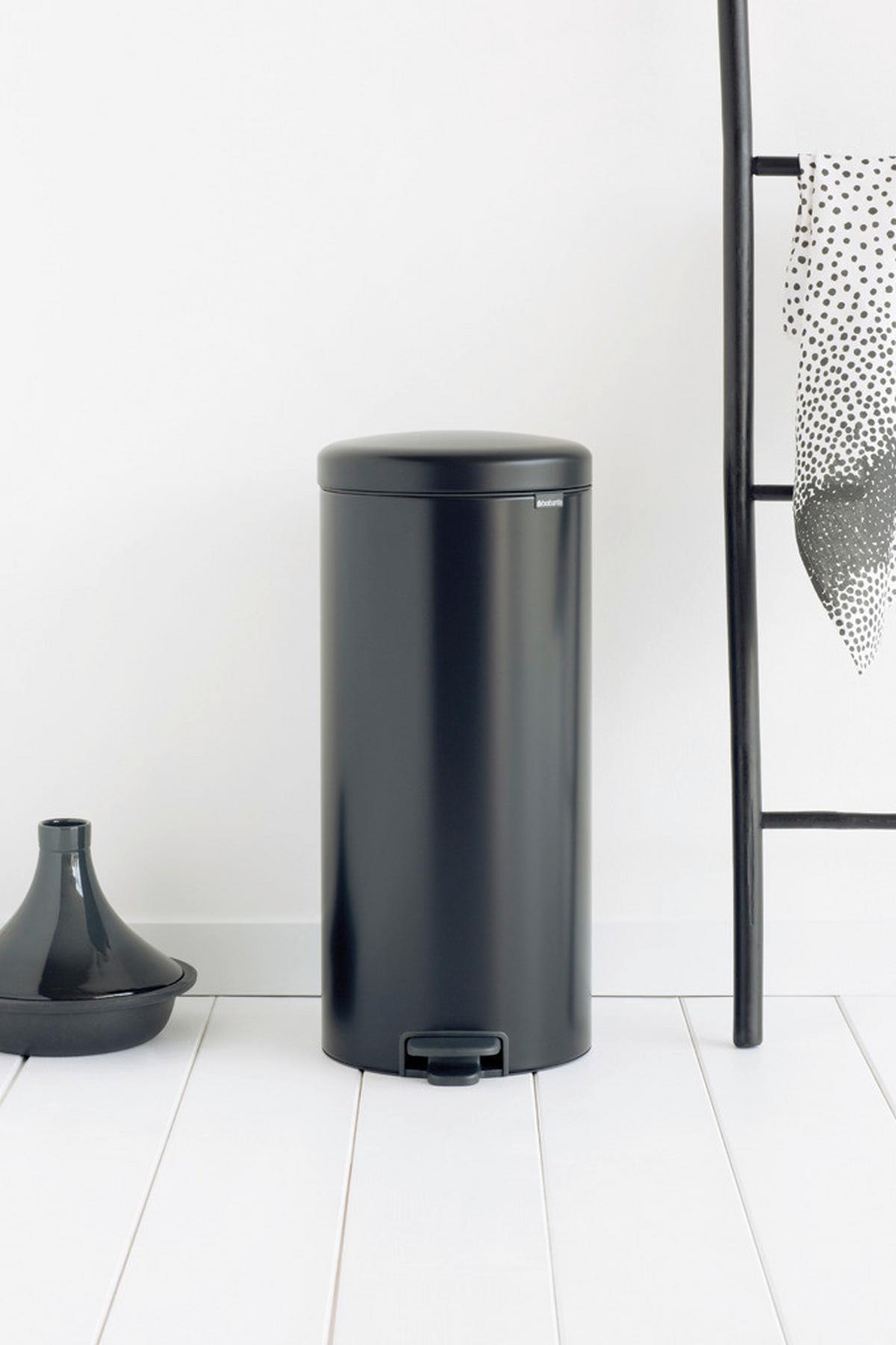 KOSZ NA ODPADY 114540 - czarny, Basics, tworzywo sztuczne/metal (29,3/67,9/38cm) - Brabantia