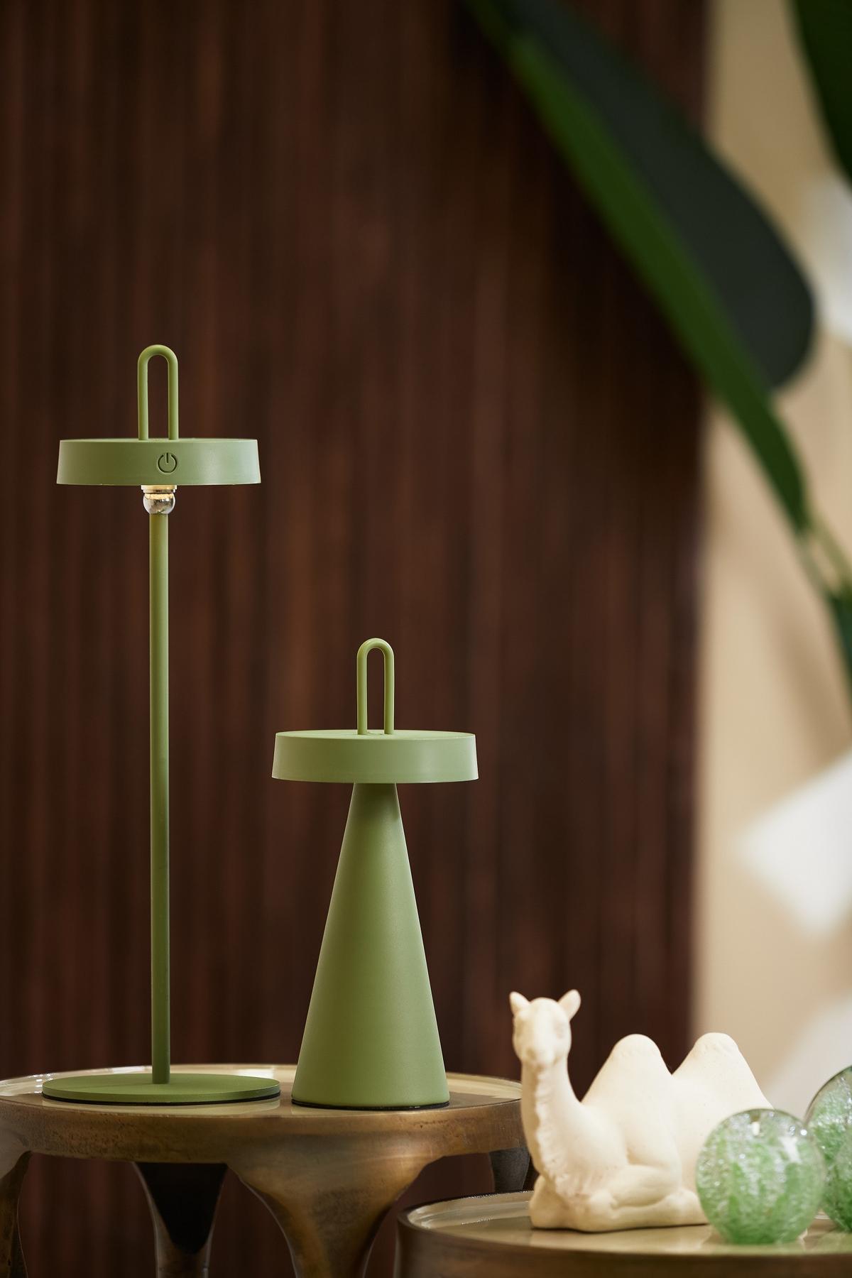 LAMPA STOŁOWA LED 1887369 AMPEHA - oliwkowa zieleń, Trend, tworzywo sztuczne/metal (13/47cm) - Light & Living