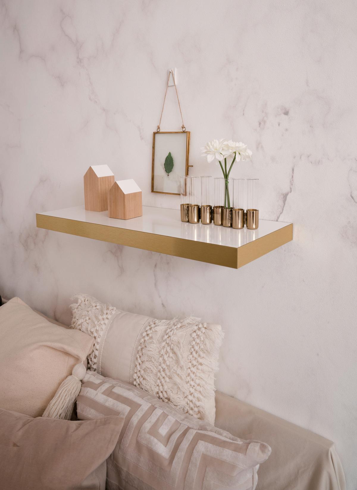 Falipolc Shelvy 60 - aranyszínű/magasfényű fehér, Modern, faalapú anyag (60/3,7/23,5cm)