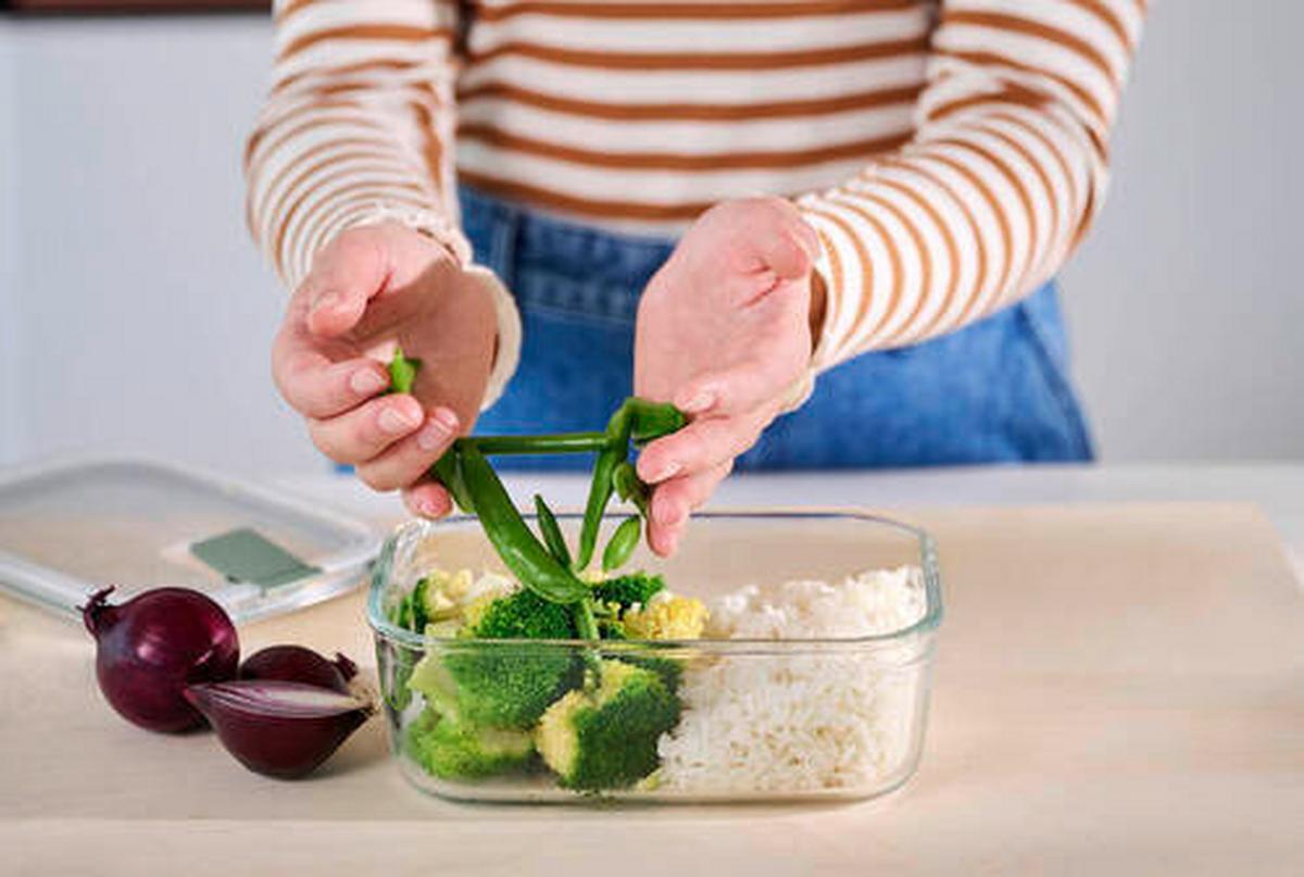 POJEMNIK NA ŻYWNOŚĆ 106162594700 MEPAL - przejrzysty/szałwiowy, Basics, tworzywo sztuczne (19,8/13,9/7cm) - Mepal