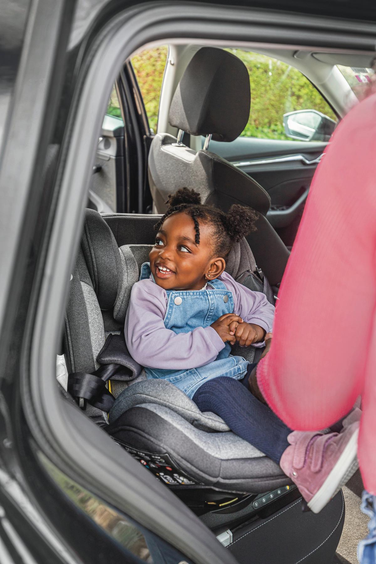 FOTELIK SAMOCHODOWY OBROTOWY SWIFT360S - czarny, Basics, tworzywo sztuczne/tkanina (44/60/50cm) - Osann