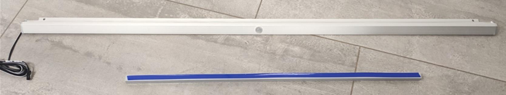 BELYSNING FÖR HYLLPLAN UNIT -BASED- - Modern, metall/plast (87,5cm) - Based