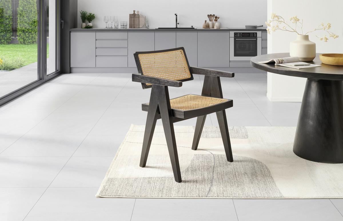 KRZESŁO Z PODŁOKIETNIKAMI EIFFEL - kolor naturalny/czarny, Modern, drewno (58/80/55cm) - Livetastic