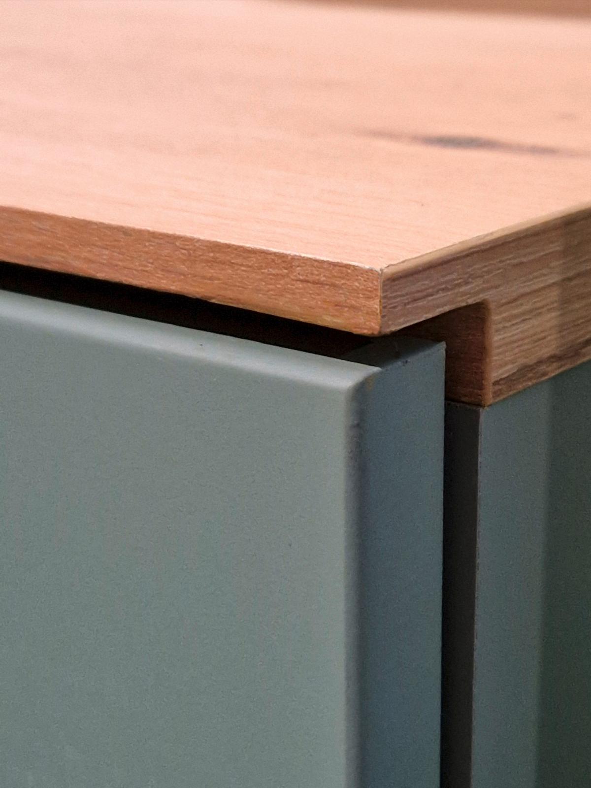 SZAFKA UCHYLNA NA BUTY DIANA - czarny/szałwiowy, Design, materiał drewnopochodny/metal (55/84/37cm) - Voleo