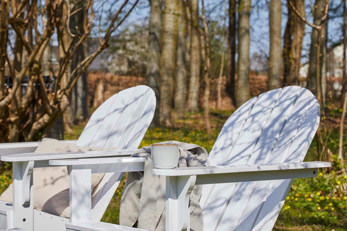 Gartenliege Adirondack Weiß mit Hocker - Weiß Hochglanz, Natur, Holz (105/88/80cm) - Gardenson