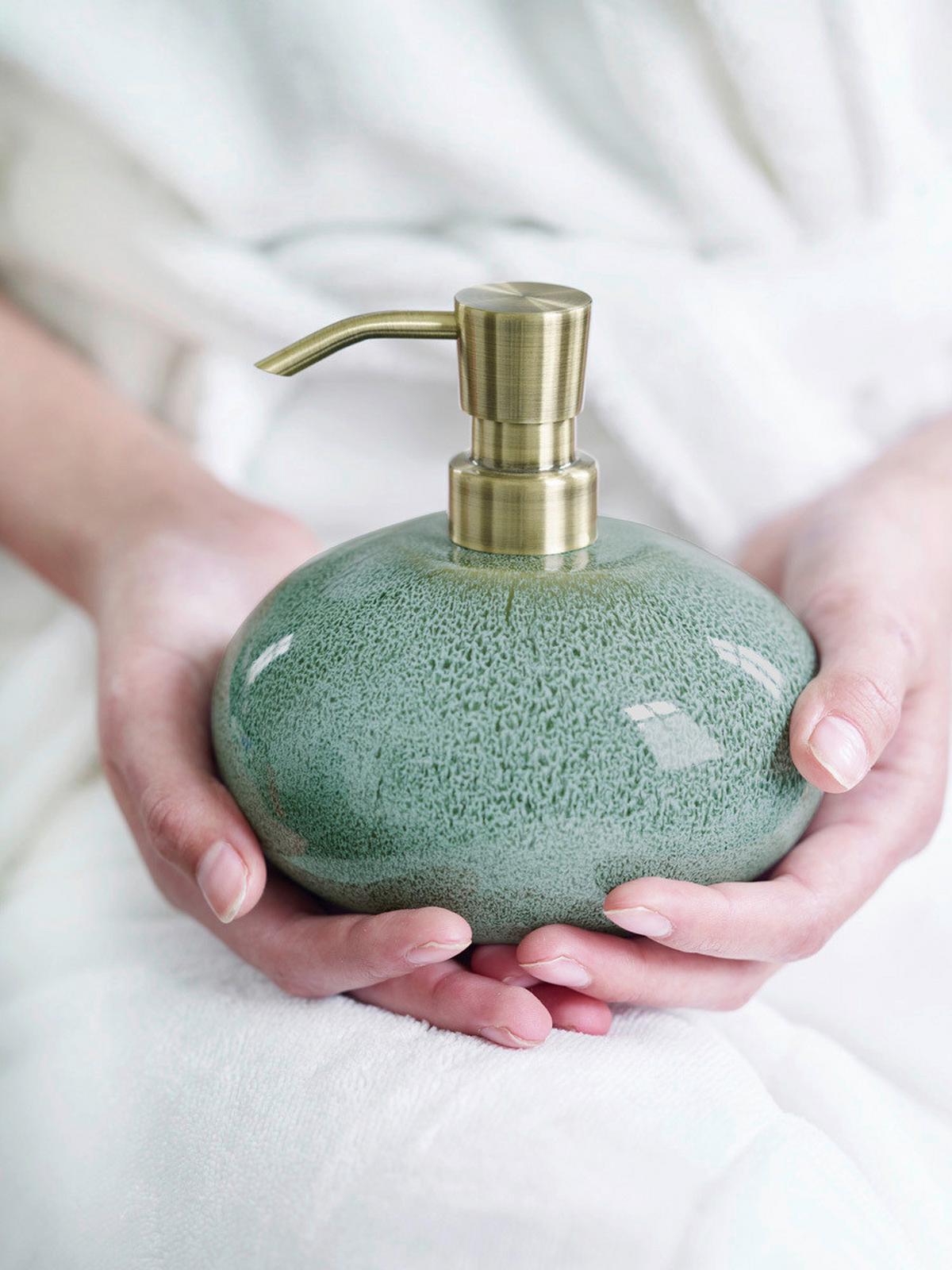 DOZOWNIK NA MYDŁO UGO - zielony/kolor złoty, Trend, ceramika (13/11/14cm) - Aquanova