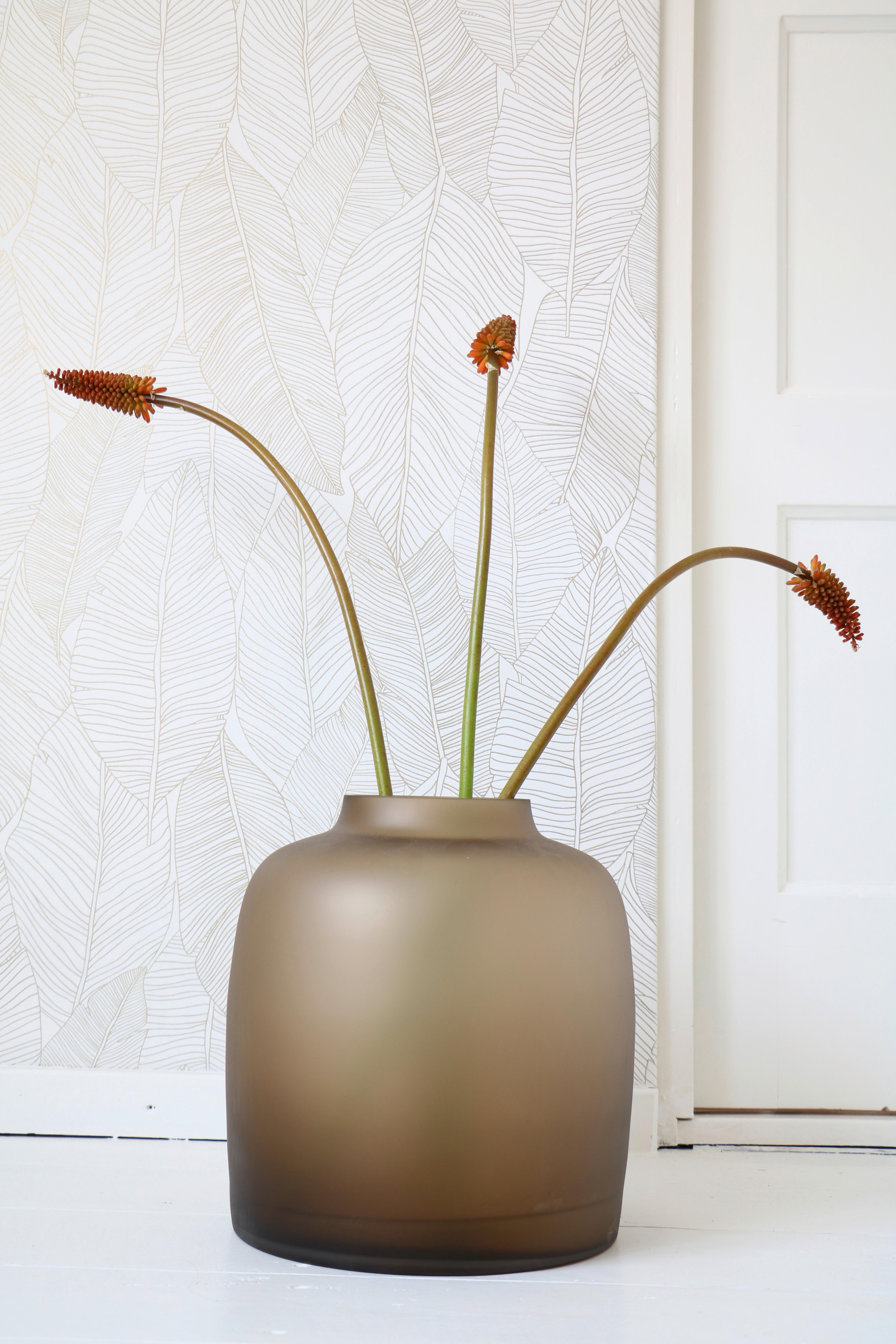 Vase Bartica in Taupe - Taupe, MODERN, Glas (25/25cm) - Vase the World