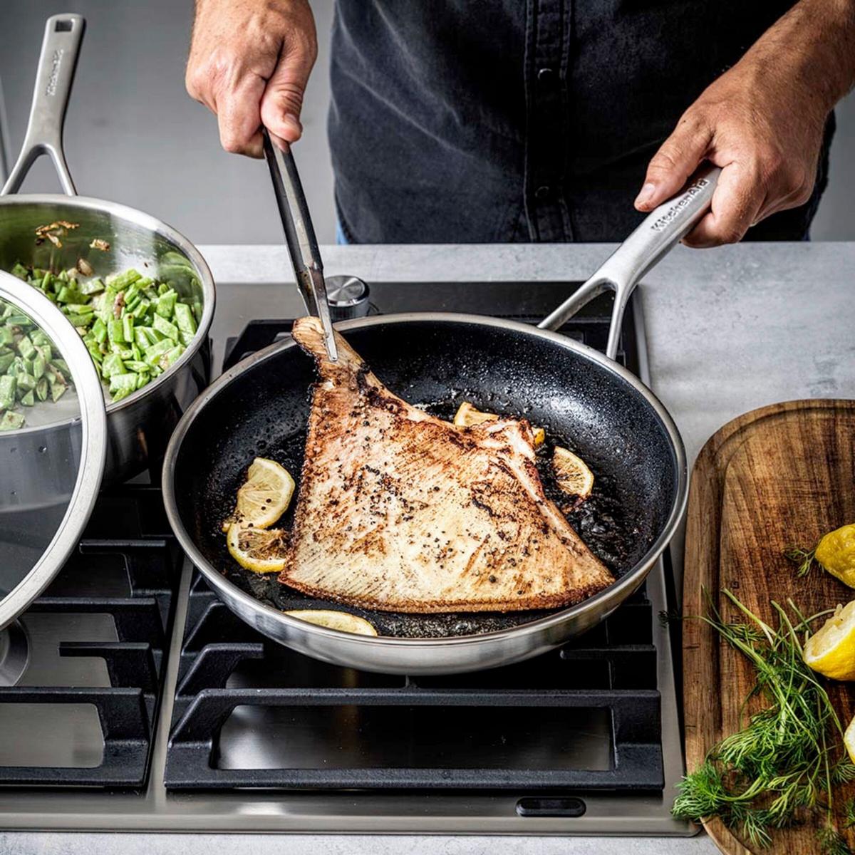 PATELNIA DO SMAŻENIA MULTI-PLY STAINLESS STEEL - kolor stalowy/czarny, Basics, metal (24cm) - KitchenAid