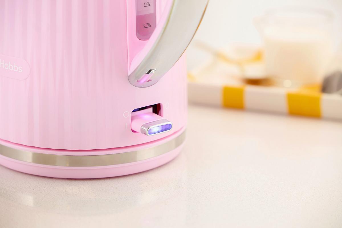 CZAJNIK ELEKTRYCZNY EDEN - jasnoróżowy, Basics, tworzywo sztuczne (16/25/22,5cm) - Russell Hobbs
