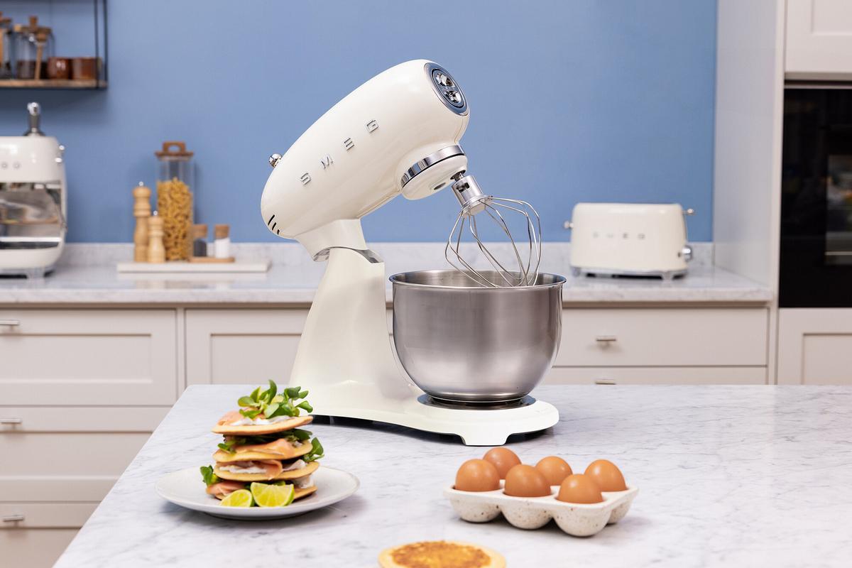 ROBOT KUCHENNY SMF05CREU SMEG - kremowy, Basics, metal (40,2/37,8/22,1cm) - SMEG