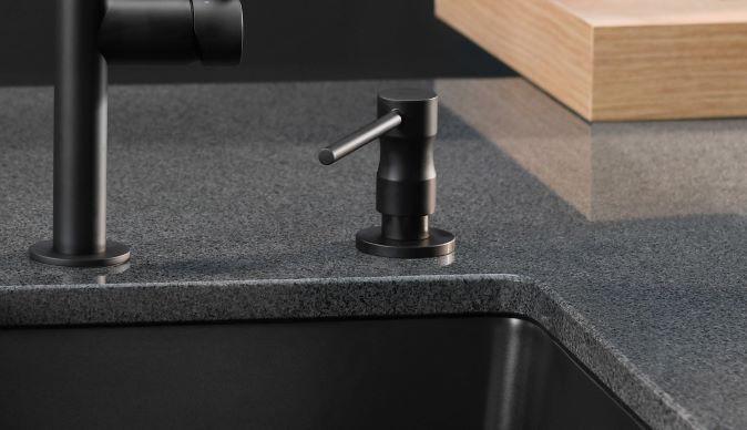 Seifenspender Slim in Schwarz - Schwarz, Kunststoff (7,7cm) - Systemceram