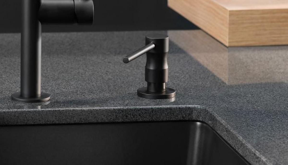 Seifenspender Slim in Schwarz - Schwarz, Kunststoff (7,7cm) - Systemceram