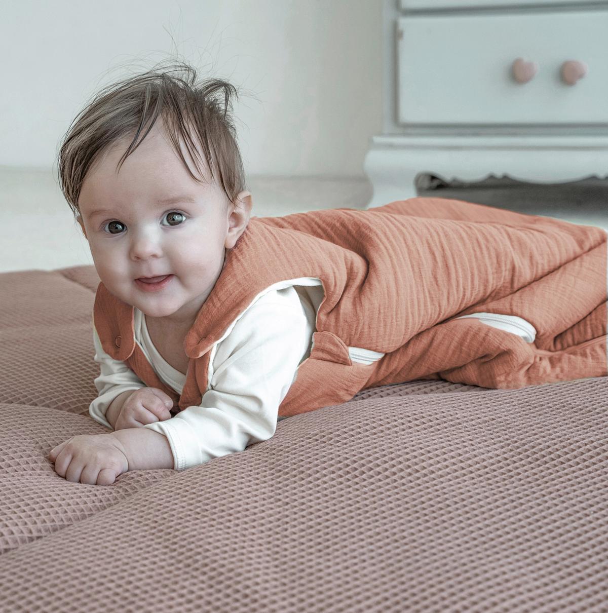 ŚPIWOREK DLA NIEMOWLĄT MUSSELIN DUNE - koralowiec, Basics, tkanina (68/74null) - Julius Zöllner