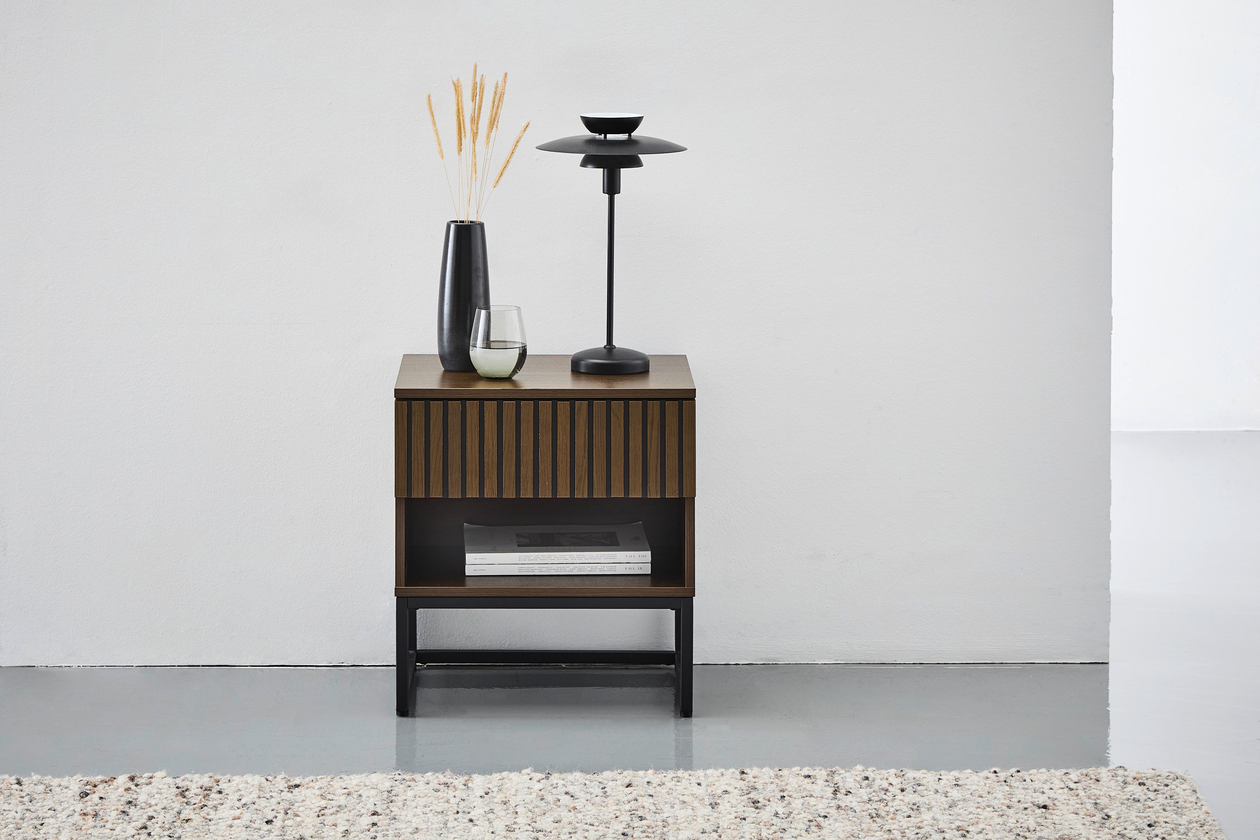 SZAFKA NOCNA BUENO - kolor ciemnego dębu/czarny, Modern, materiał drewnopochodny/metal (50/55/40cm) - Xora