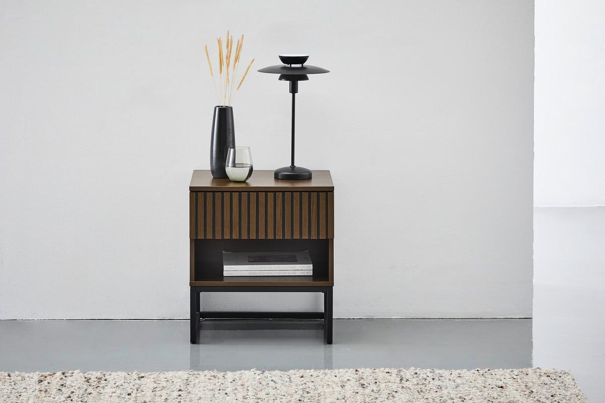 SZAFKA NOCNA BUENO - kolor ciemnego dębu/czarny, Modern, materiał drewnopochodny/metal (50/55/40cm) - Xora
